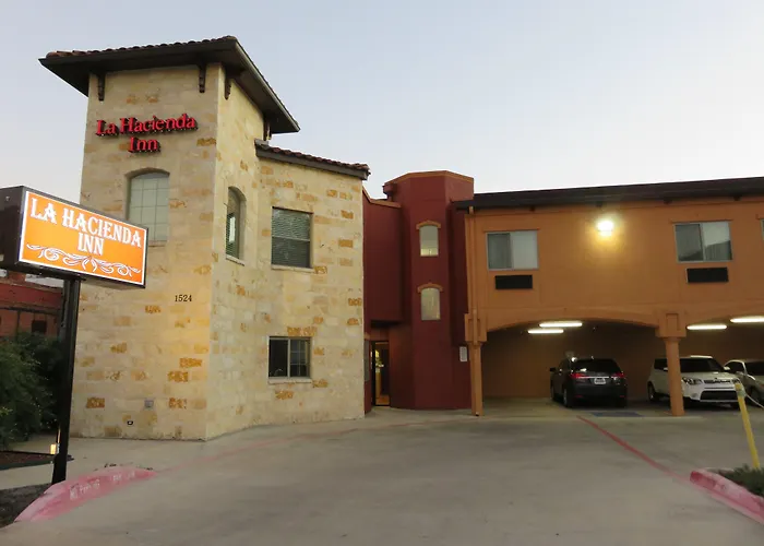 La Hacienda Inn Near Alamodome & Riverwalk